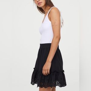 Short skirt in airy, woven cotton fabric.